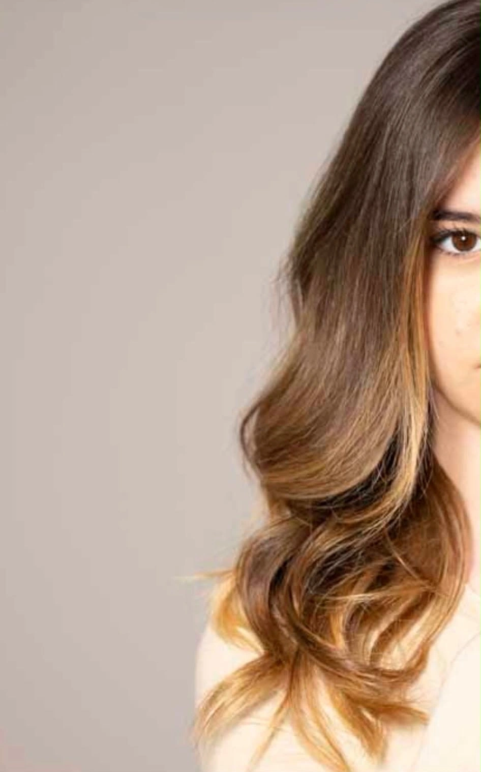 Immagine originale della linea myLove Reconstructors, capelli mossi castani con riflessi dorati